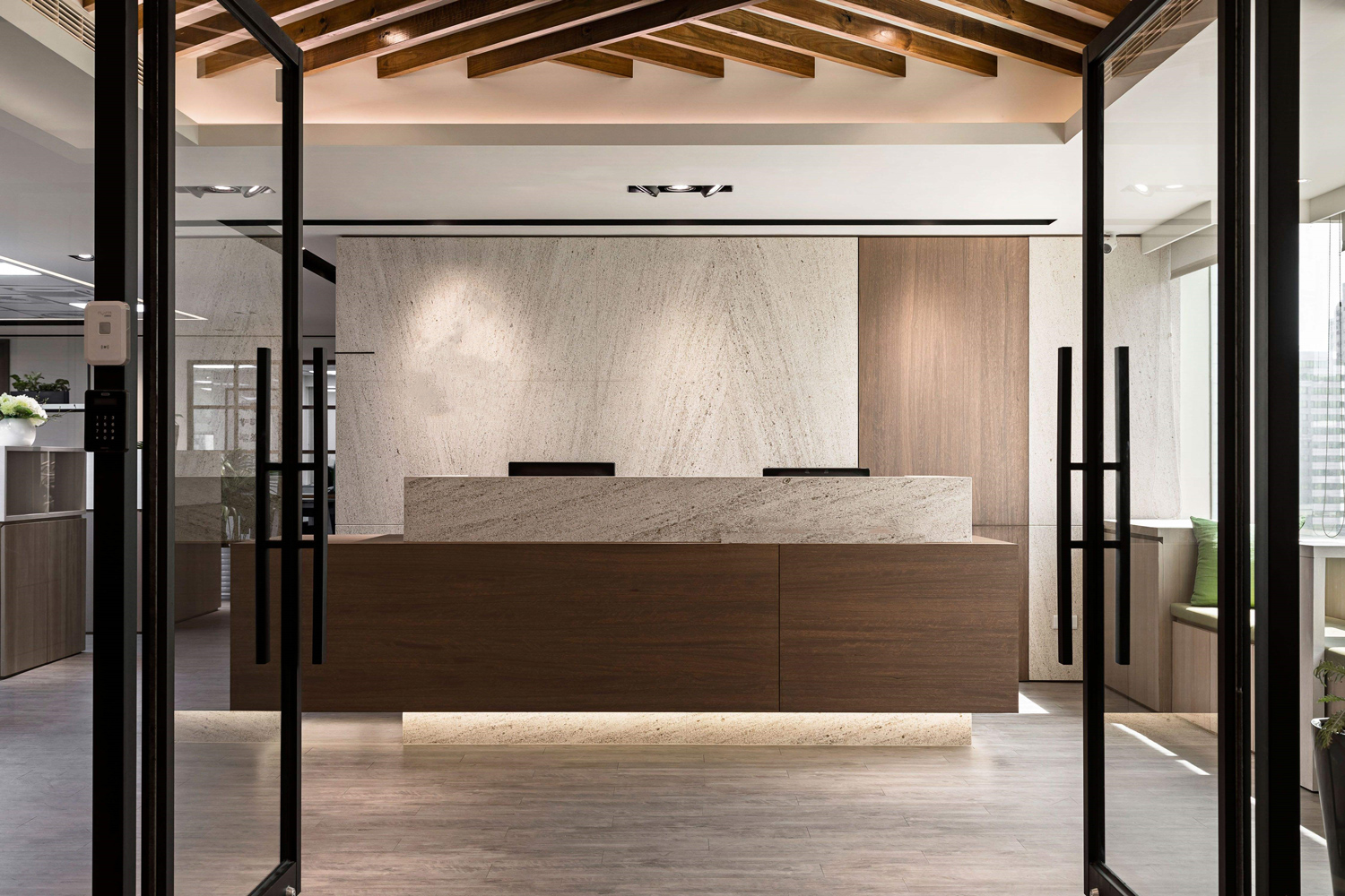 办公室装修不仅要把空间 形象要把控好，还要把人这块结合起来